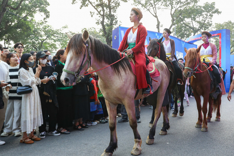 Tái hiện lễ rước dâu truyền thống quanh không gian đi bộ hồ Hoàn Kiếm -4