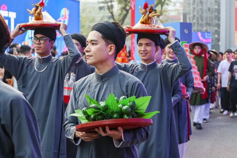 Tái hiện lễ rước dâu truyền thống quanh không gian đi bộ hồ Hoàn Kiếm -5