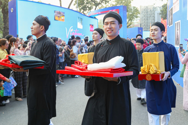 Tái hiện lễ rước dâu truyền thống quanh không gian đi bộ hồ Hoàn Kiếm -6