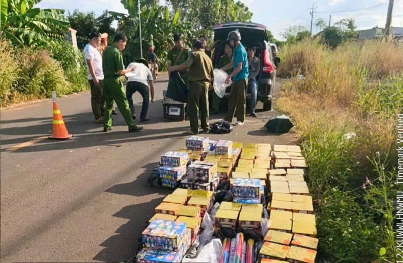 Truy bắt đối tượng sử dụng ô tô vận gần nửa tấn pháo nổ -0