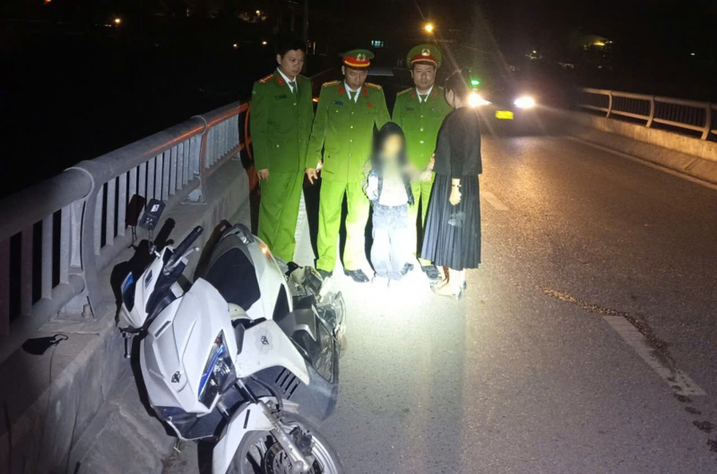 Kịp thời giải cứu người mẹ buộc tay vào con định nhảy cầu tự tử trong đêm -0