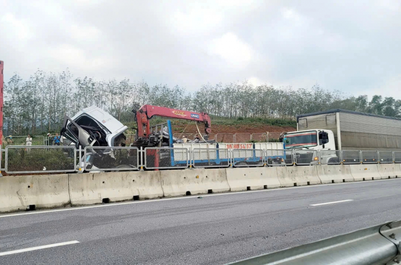 Tai nạn giao thông nghiêm trọng trên cao tốc Bắc-Nam làm 5 người thương vong -0