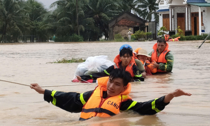 Công an vào cuộc kiểm tra quy trình vận hành xả lũ tại các hồ chứa trong đợt mưa lũ ở Khánh Hòa -0