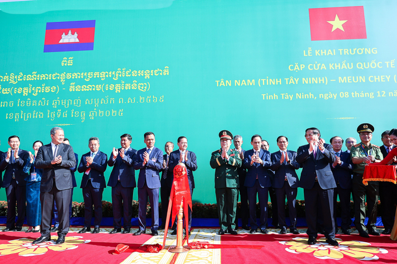 Thủ tướng Phạm Minh Chính cùng Thủ tướng Campuchia khai trương cặp cửa khẩu quốc tế mới -0