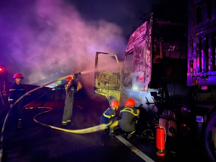 رات کے وقت 2 کاروں میں آگ لگنے کی تحقیقات -0