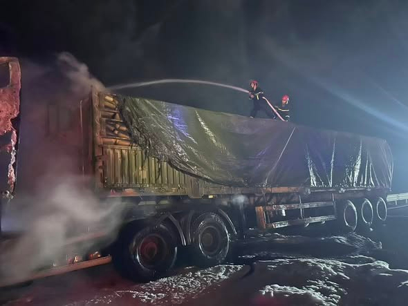 رات کے وقت 2 کاروں میں آگ لگنے کی تحقیقات -0