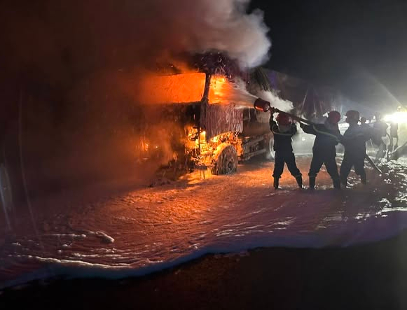 رات کے وقت 2 کاروں میں آگ لگنے کی تحقیقات -0