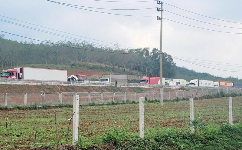 Tai nạn giao thông nghiêm trọng trên cao tốc Bắc-Nam làm 5 người thương vong -0