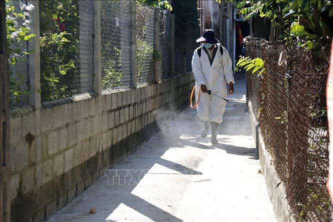 Khẩn trương phun hóa chất khử khuẩn, tiêu diệt mầm bệnh sau mưa lũ -0