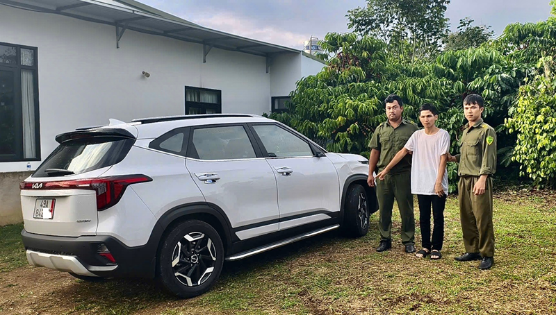 Bắt đối tượng trộm xe ôtô con về giấu gần nhà -0