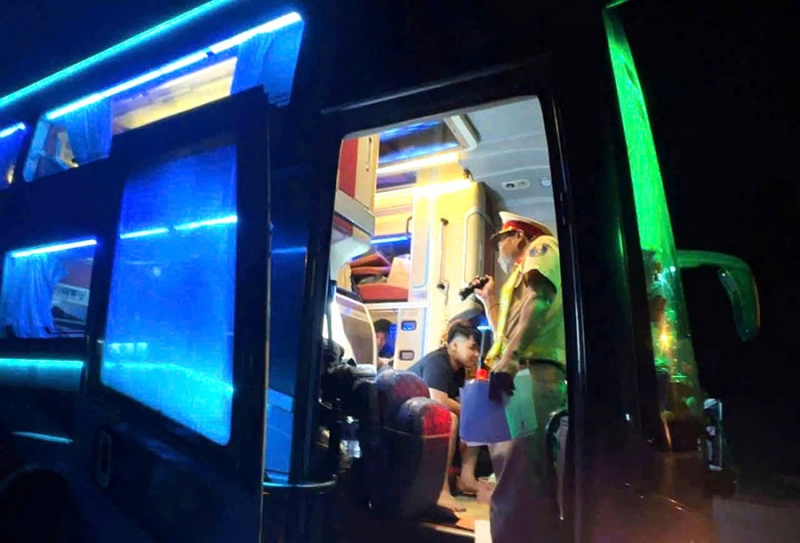 Hàng loạt xe khách vi phạm giao thông trên quốc lộ 14  -0