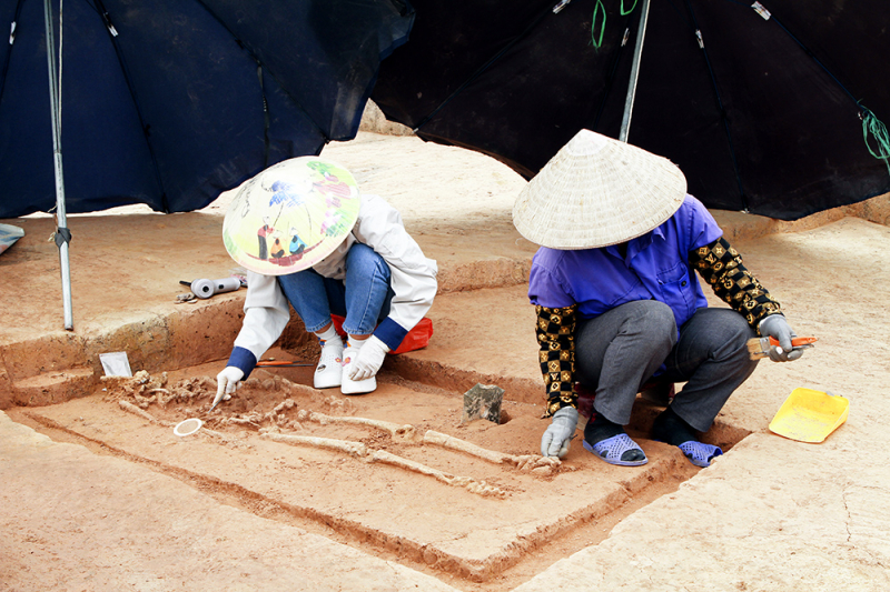 di váº­t ä‘ã¡ ä‘áº·c biá»‡t táº¡i há»‘ khai quáº­t.jpg -0