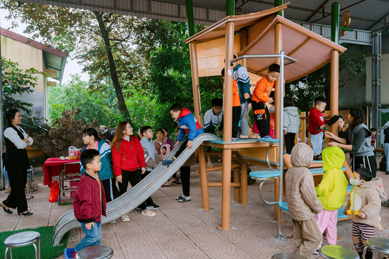 Làng Phú Nghĩa mở cửa sân chơi hòa nhập, tạo không gian an toàn cho hàng trăm trẻ nhỏ -0