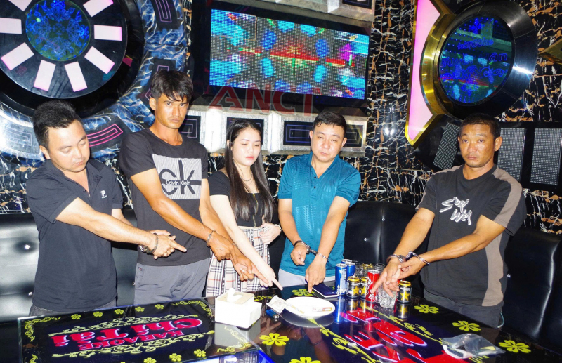 Đột kích quán karaoke ở Cần Thơ phát hiện nhiều đối tượng 