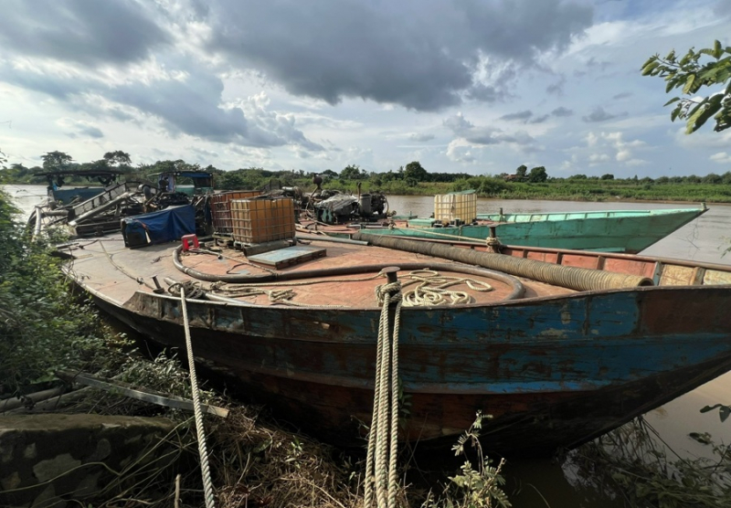 Bắt hai Giám đốc khai thác khoáng sản trái pháp luật trên sông Đồng Nai  -0