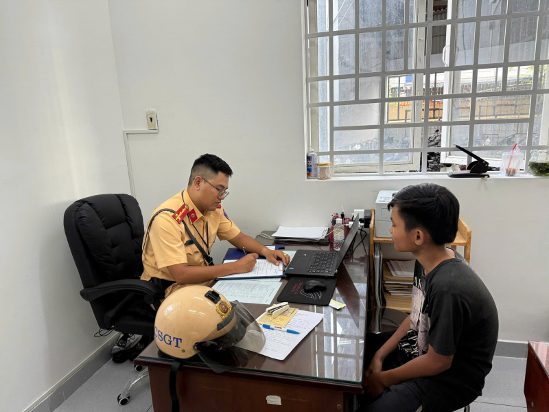 Xử lý nhiều nhóm “trẻ trâu” quậy phá bốc đầu xe, chạy một bánh trên phố -0