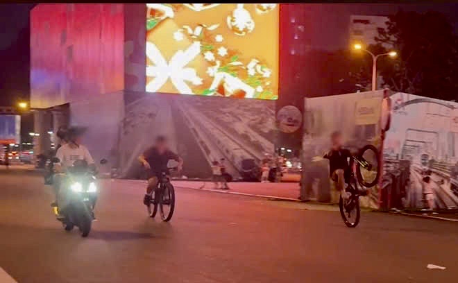 Xử lý nhiều nhóm “trẻ trâu” quậy phá bốc đầu xe, chạy một bánh trên phố -0