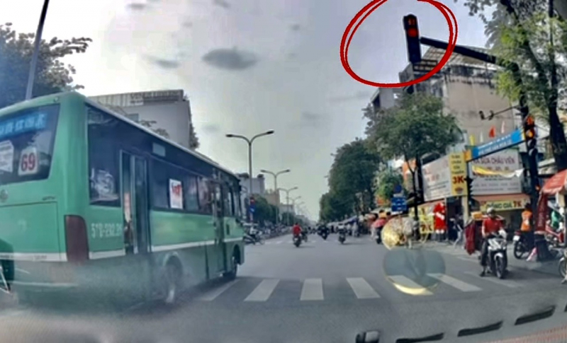 Đình chỉ tài xế xe buýt vượt đèn đỏ xem thường tính mạng người dân -0