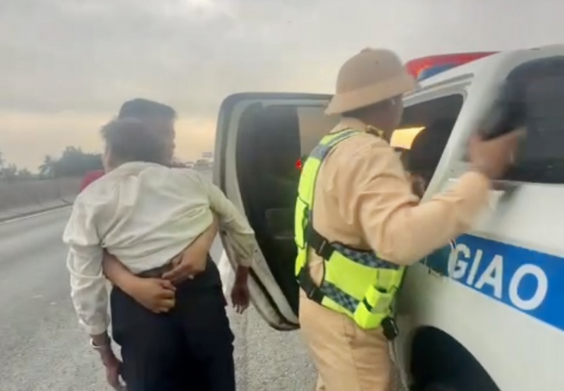 Die Verkehrspolizei transportierte einen Patienten, der auf der Autobahn aufgehört hatte zu atmen, umgehend zur Notfallbehandlung ins Krankenhaus.