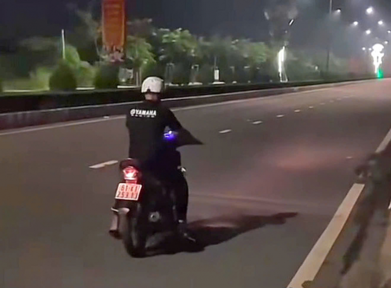 Bóng tối online soi bản ngã -0