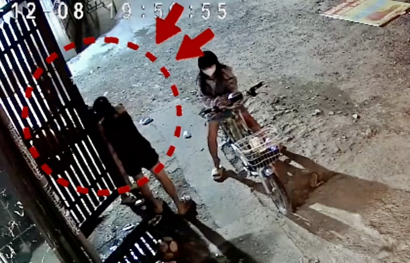 Truy xét đối tượng nữ tiếp cận bé gái 5 tuổi tháo trộm đôi bông tai vàng -0