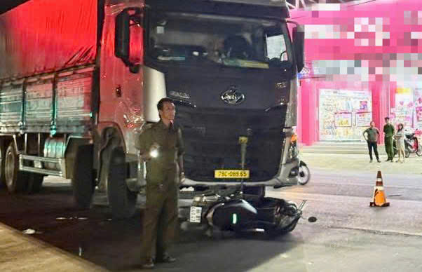 Va chạm với ôtô tải trên Quốc lộ 1, ông bà và 2 cháu thương vong -0