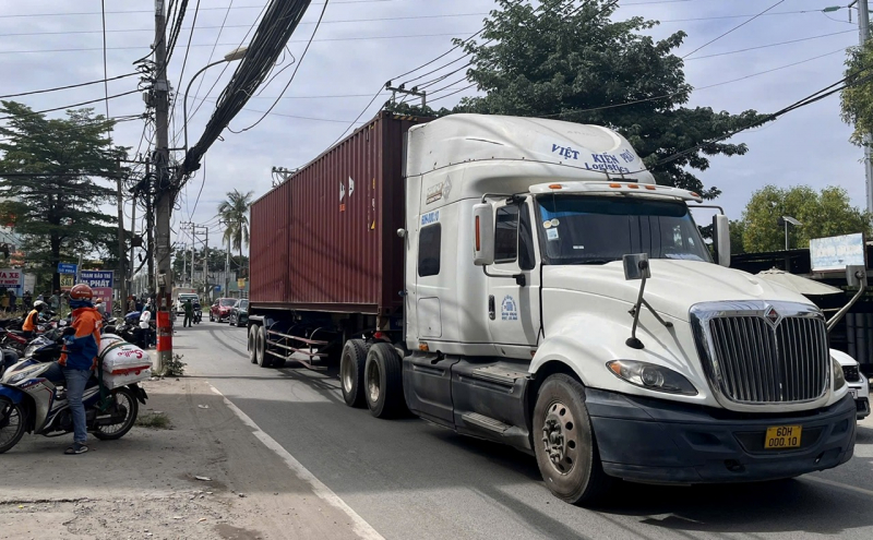 Người phụ nữ tử vong dưới bánh xe đầu kéo nghi do giật mình vì tiếng còi xe lớn -0