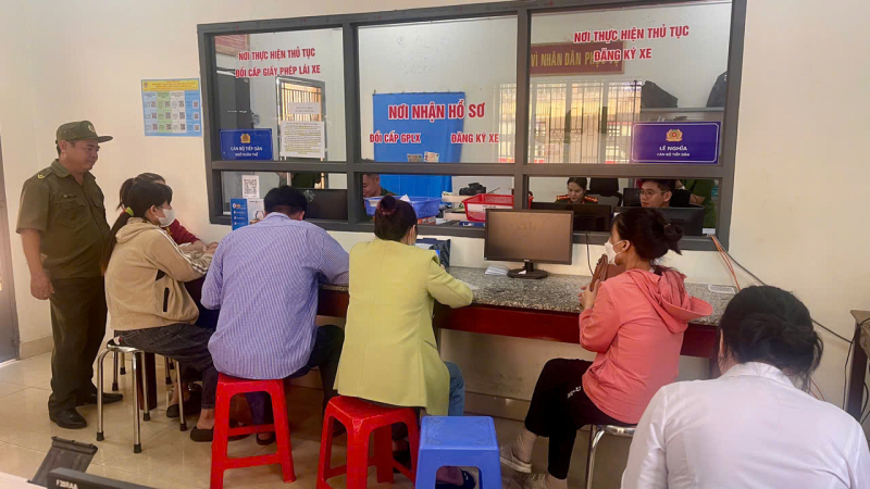 “Quét QR là xong” - Sáng kiến “một chạm” đăng ký xe toàn trình của Công an phường -0