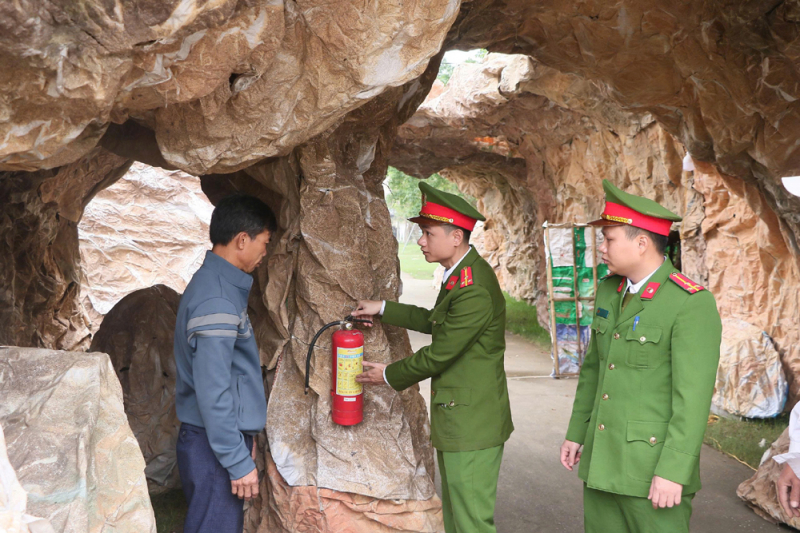 Công an Hà Tĩnh vì một mùa Giáng sinh an lành, ấm áp -0