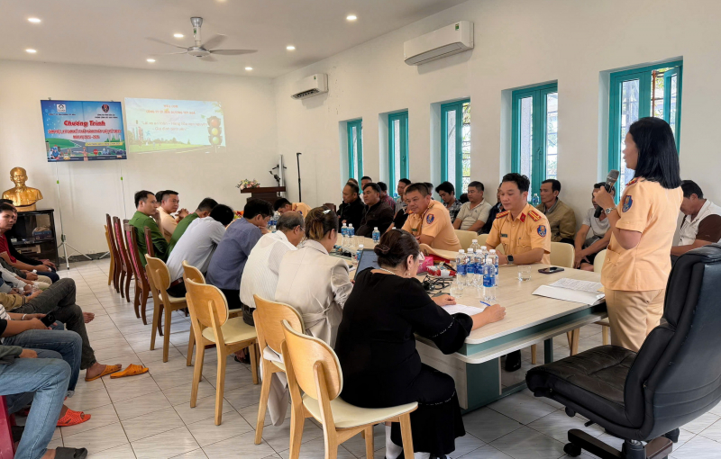 CSGT Đắk Lắk tổ chức chương trình ký cam kết chấp hành pháp luật giao thông trong niên vụ mía đường 2025 - 2026 -0