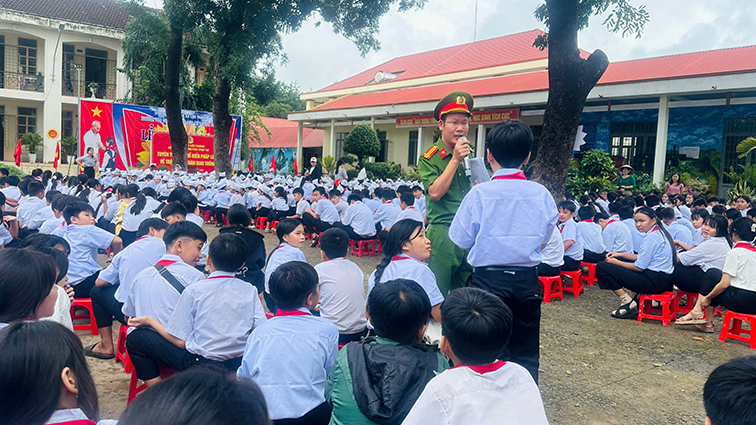 Thầy giáo Trường Cao đẳng Cảnh sát  với nỗ lực giúp chuyển đổi số vùng biên -0