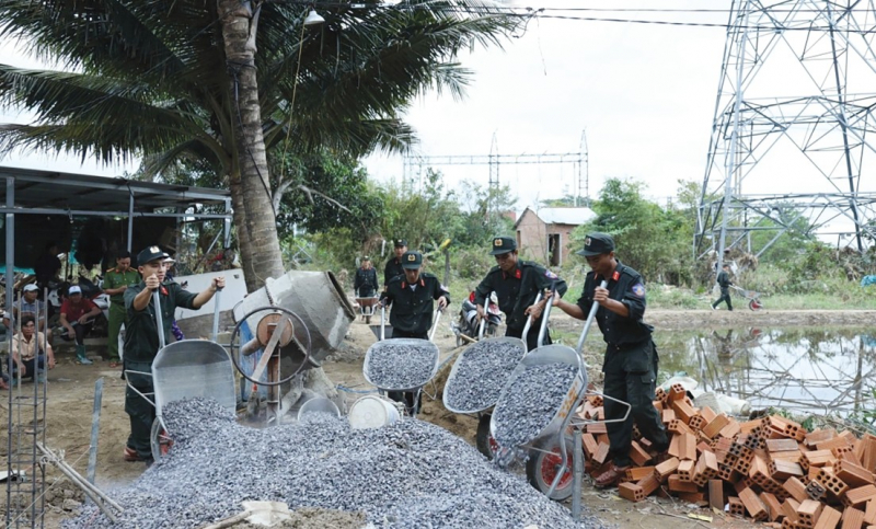 Ấm áp những căn nhà lực lượng  Công an xây tặng người dân vùng lũ -0