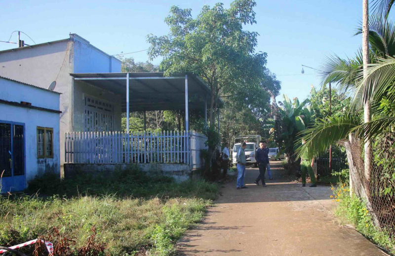 Người phụ nữ đứng trước nhà bất ngờ bị bắn vào cổ tử vong -0