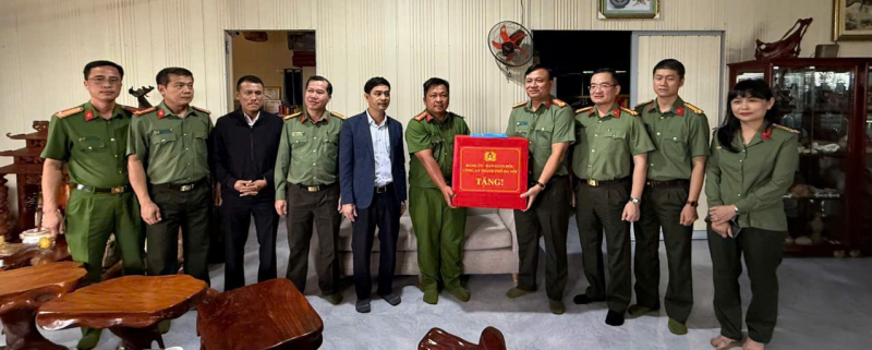 Công an Thủ đô chia sẻ khó khăn với Lâm Đồng -0