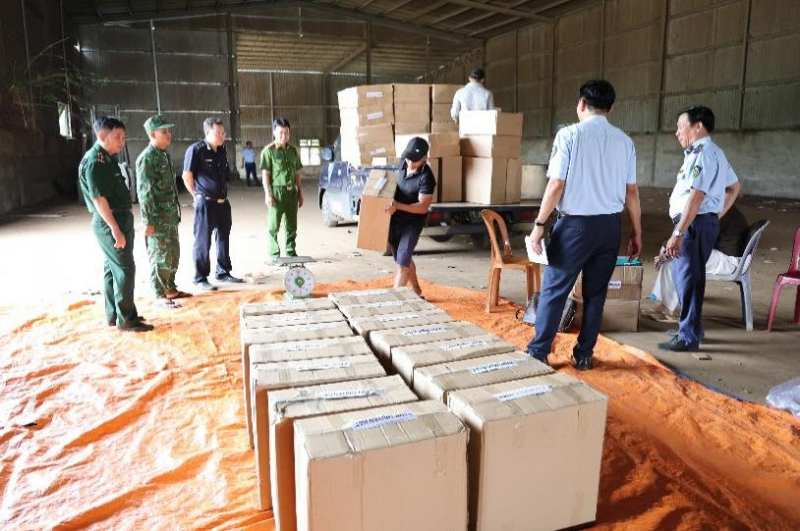 Tạm giữ lô hàng bánh kẹo không rõ nguồn gốc  -0