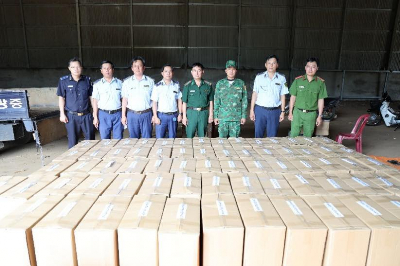 Tạm giữ lô hàng bánh kẹo không rõ nguồn gốc  -0