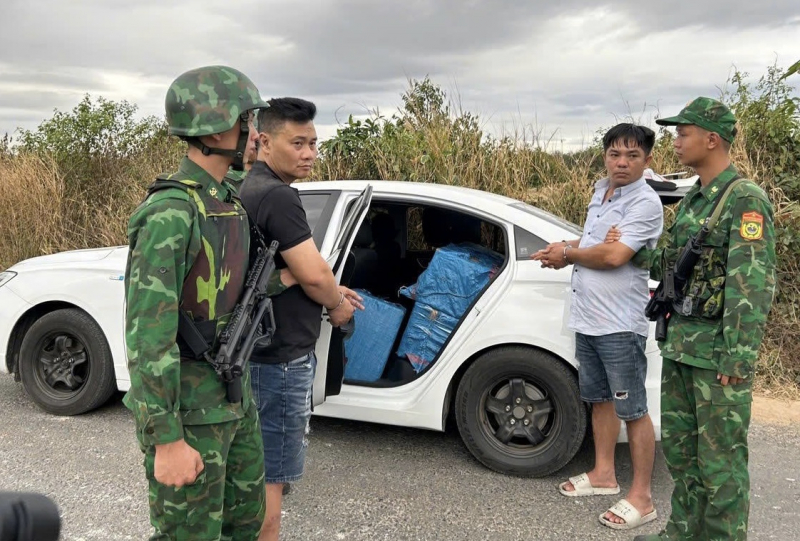 Đánh xe ô tô đến biên giới mua gần nửa tấn pháo lậu về tập kết chờ tiêu thụ dịp Tết -0