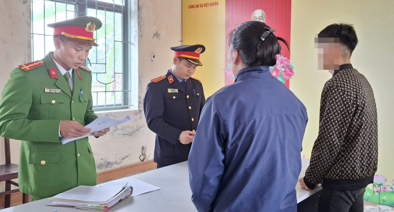 Bực tức vì thua game, thiếu niên ném đá vỡ kính xe tải trên cao tốc -0