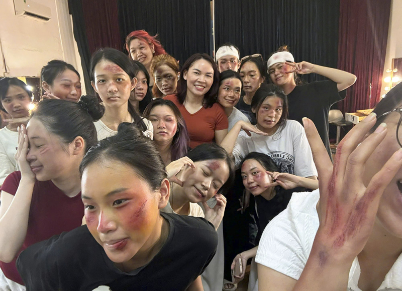 Nữ họa sĩ đam mê nghệ thuật hóa trang       -1