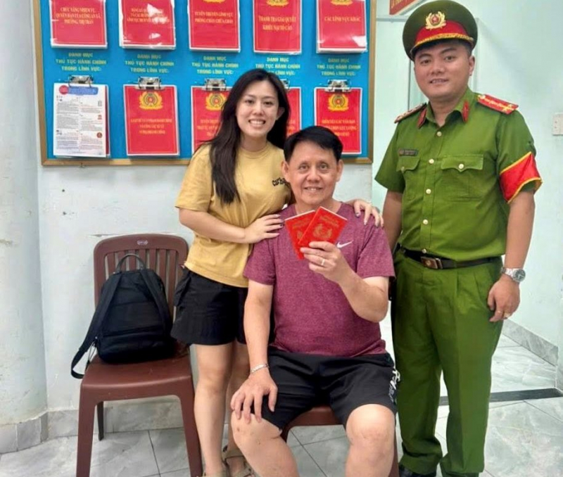 Công an phường khẩn trương tìm người thân người nước ngoài đi lạc đúng ngày sinh nhật -1