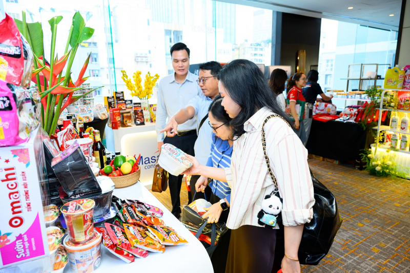 cổ đông tham gia sự kiện, trải nghiệm sản phẩm tại roadshow của mch.jpg -0