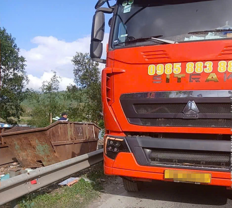 Phát hiện xe container đổ rác thải công nghiệp sai quy định -0