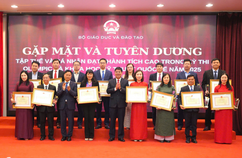Tuyên dương học sinh đạt thành tích cao tại các Kỳ thi Olympic và Khoa học kỹ thuật quốc tế năm 2025 -0