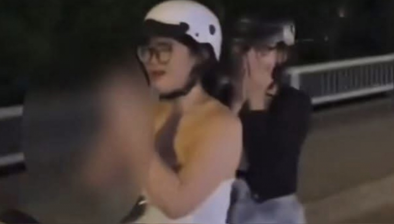 Cô gái bị tịch thu xe vì “buông 2 tay để bạn quay clip” -0