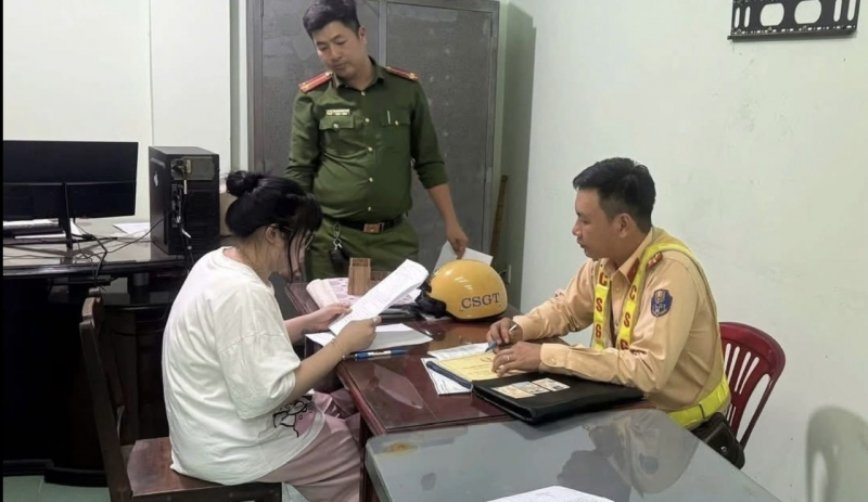 Cô gái bị tịch thu xe vì “buông 2 tay để bạn quay clip” -1