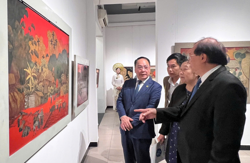 นิทรรศการศิลปะเครื่องเคลือบเพื่อเฉลิมฉลองการประชุมสมัชชาแห่งชาติครั้งที่ 14 ของพรรคคอมมิวนิสต์เวียดนาม