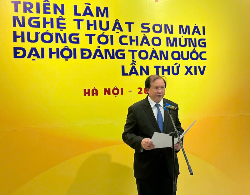 นิทรรศการศิลปะเครื่องเคลือบเพื่อเฉลิมฉลองการประชุมสมัชชาแห่งชาติครั้งที่ 14 ของพรรคคอมมิวนิสต์เวียดนาม