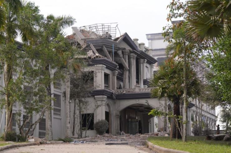 Khách sạn, cầu đường Campuchia gần biên giới Thái Lan trúng bom -0