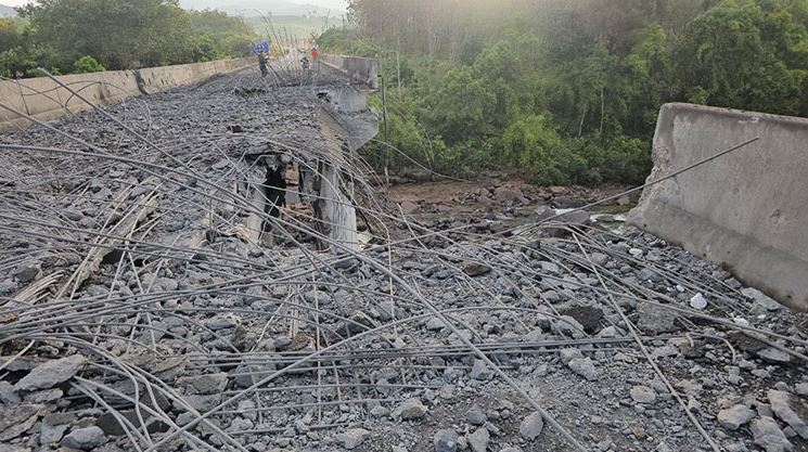 Khách sạn, cầu đường Campuchia gần biên giới Thái Lan trúng bom -0