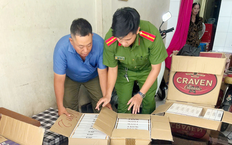 Bắt quả tang 3 đối tượng tàng trữ trên 5.000 bao thuốc lá lậu -0